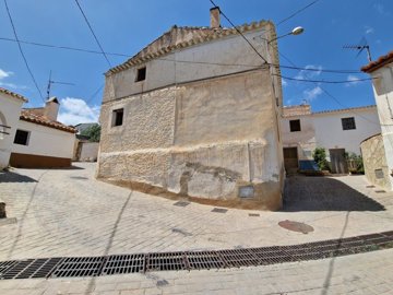 1111-village-house-for-sale-in-los-romanes-32