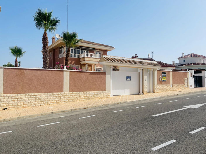 Image No.1-4 Bed Villa for sale