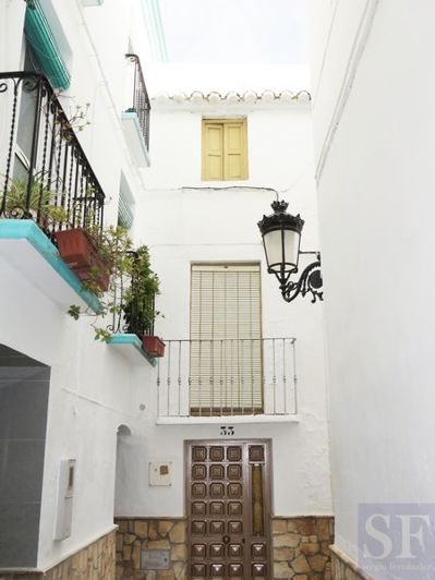 Image No.1-4 Bed Townhouse for sale