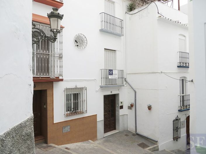 Image No.1-4 Bed Townhouse for sale