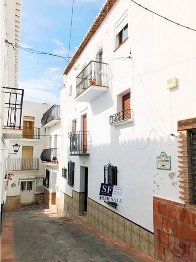 Image No.1-4 Bed Townhouse for sale