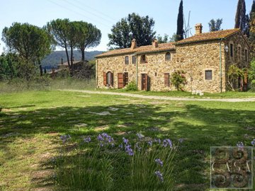 beautiful-tuscan-farmhouse-for-sale-near-the-