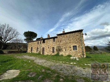 beautiful-tuscan-farmhouse-for-sale-near-the-