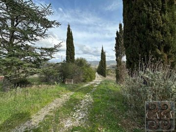 beautiful-tuscan-farmhouse-for-sale-near-the-