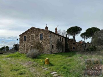 beautiful-tuscan-farmhouse-for-sale-near-the-