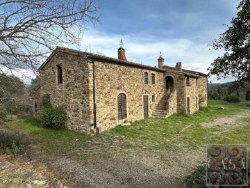 beautiful-tuscan-farmhouse-for-sale-near-the-