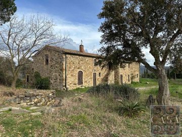 beautiful-tuscan-farmhouse-for-sale-near-the-