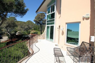 modern-villa-for-sale-near-the-sea-quercianel