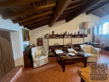 large-apartment-for-sale-in-castellina-in-chi