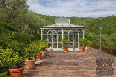 a-beautiful-tuscan-farmhouse-for-sale-with-gr