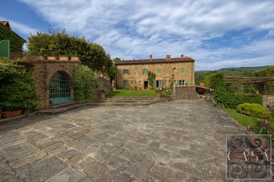 a-beautiful-tuscan-farmhouse-for-sale-with-gr