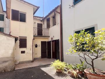 1 - Pescia, House