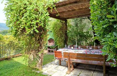 Terrazzo-giardino-con-pergola-e-BBQ