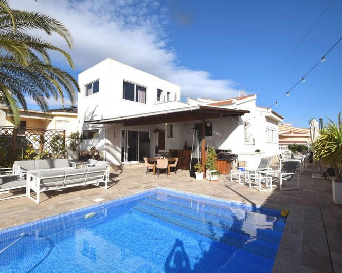 Image No.1-4 Bed Villa for sale