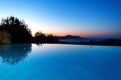 01-Villa-Prinolithos-pool-and-view-at-sun-down