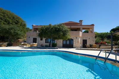 02-Villa-Prinolithos-and-pool-terrace