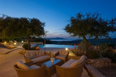 06-Prinolithos-pool-and-lounging-terace-at-night