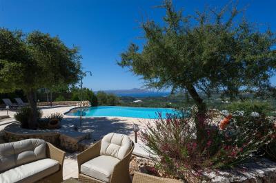 07-Prinolithos-Pool-and-Lounging-terrace