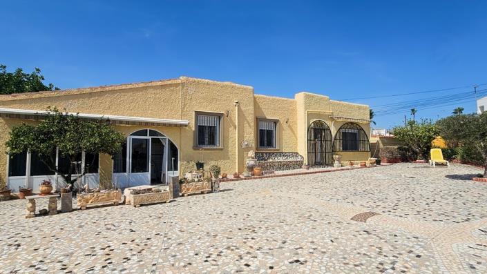 Image No.1-5 Bed Villa / Detached for sale