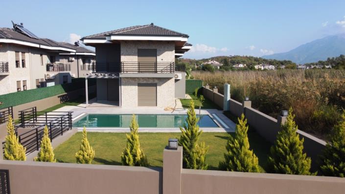 Image No.1-4 Bed Villa for sale