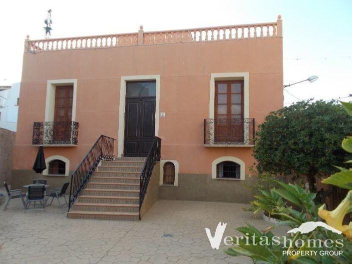 Image No.1-6 Bed Villa for sale