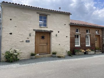 1 - Vouvant, Barn