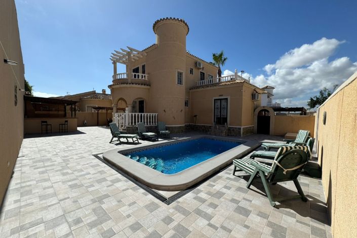 Image No.1-4 Bed Villa for sale