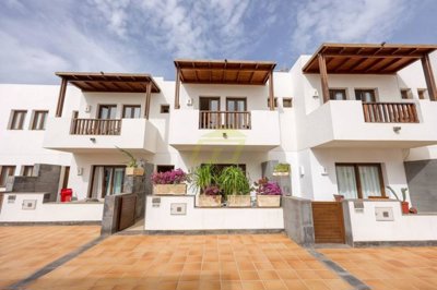 An immaculate 2 bedroom duplex with access to a large communal pool in Puerto Calero