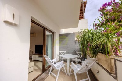 An immaculate 2 bedroom duplex with access to a large communal pool in Puerto Calero