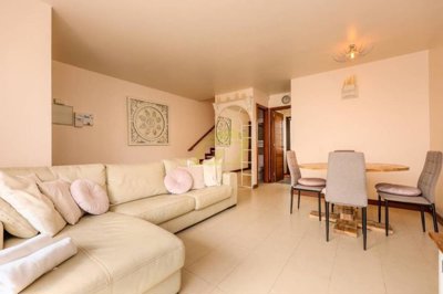 An immaculate 2 bedroom duplex with access to a large communal pool in Puerto Calero