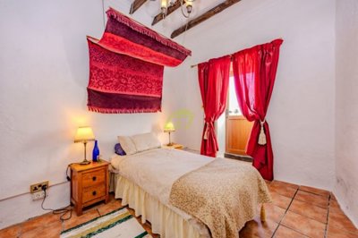 4 Bedroom, 4 Bathroom 1800´s Finca with Private Pool on 16,000m2 plot