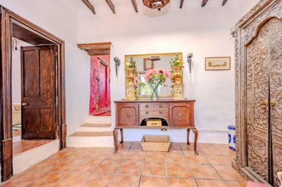 4 Bedroom, 4 Bathroom 1800´s Finca with Private Pool on 16,000m2 plot