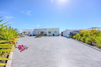 Modern 4 bedroom, 3 bathroom villa with hot tub and views