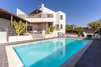 5 Bedroom villa with sea views in the exclusive resort of Puerto Calero