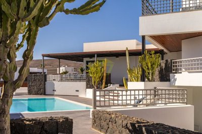 5 Bedroom villa with sea views in the exclusive resort of Puerto Calero