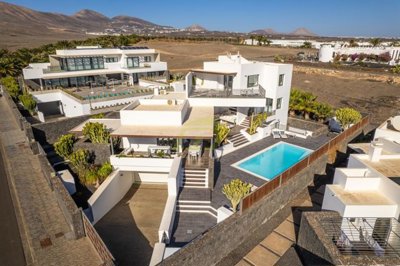 5 Bedroom villa with sea views in the exclusive resort of Puerto Calero