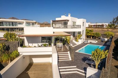 5 Bedroom villa with sea views in the exclusive resort of Puerto Calero