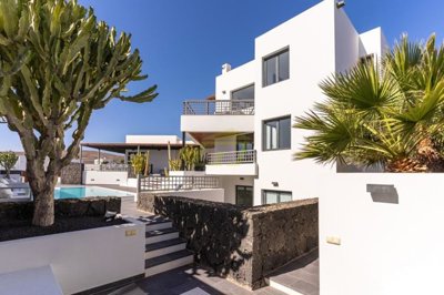 5 Bedroom villa with sea views in the exclusive resort of Puerto Calero