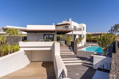 5 Bedroom villa with sea views in the exclusive resort of Puerto Calero