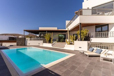 5 Bedroom villa with sea views in the exclusive resort of Puerto Calero