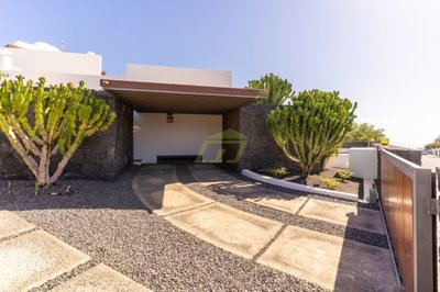 5 Bedroom villa with sea views in the exclusive resort of Puerto Calero