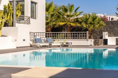 5 Bedroom villa with sea views in the exclusive resort of Puerto Calero