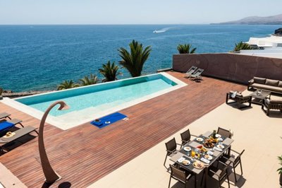 Stunning Villa on the front line of Puerto Calero with infinity pool