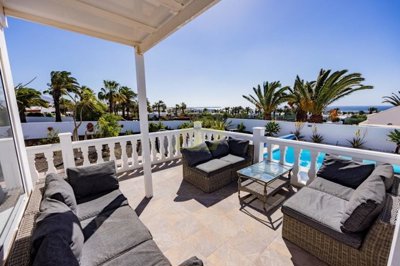 Large plot with private heated pool, jacuzzi, sea views and VV license.