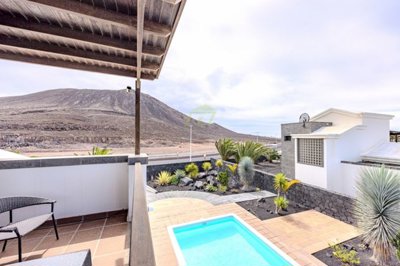 Well presented 3 bedroom villa with a private pool in Playa Blanca