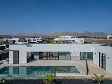 Luxury 5 bedroom detached villa off plan in Puerto Calero