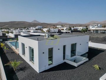 Luxury 5 bedroom detached villa off plan in Puerto Calero