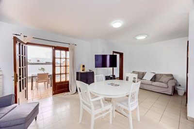Well-presented 3 bedroom semidetached villa with a communal pool in Playa Blanca