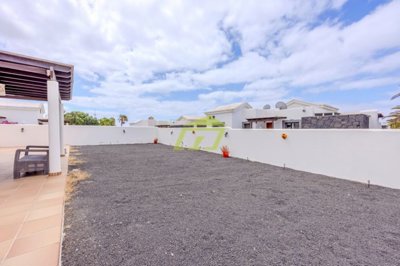 Villa on large plot with communal pool in Playa Blanca