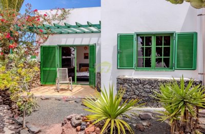 Detached villa with communal pool in Playa Blanca